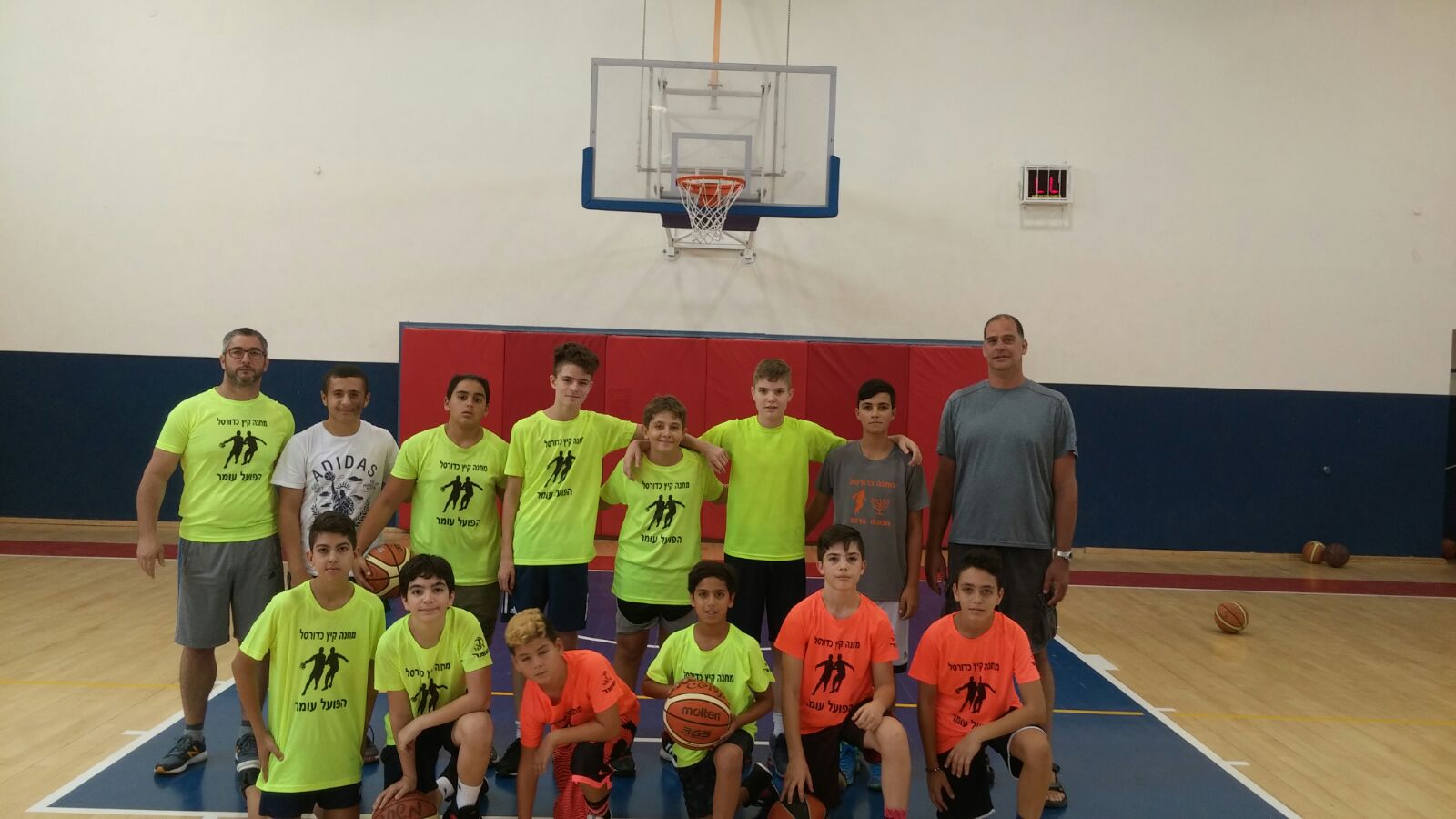 נדב הנפלד עם זיו הייניק וילדי עומר. 